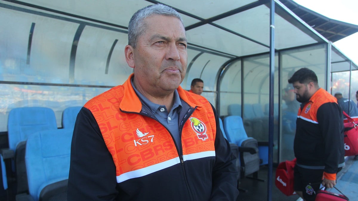 El entrenador de Cobresal, Gustavo Huerta, en primer plano en el partido ante Magallanes disputado en el estadio El Teniente.