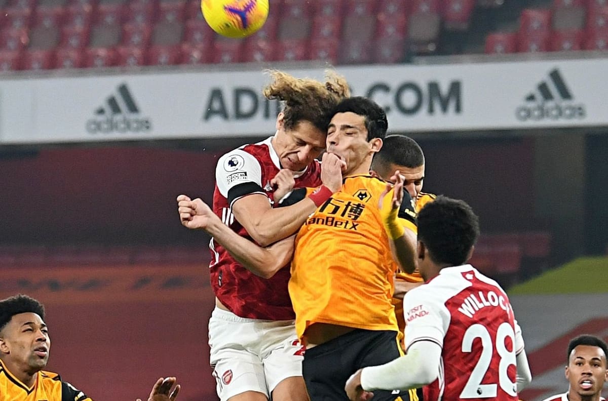 Hay nueva regla en el fútbol holandés tras conmoción cerebral de Raul Jiménez