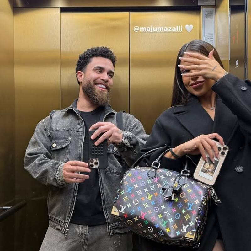 Se puede ver una foto de ella y Vinicius Jr en la funda del teléfono.