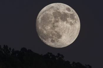 Última Superluna de 2022: Revisa cuándo será y la mejor hora para observarla en Chile