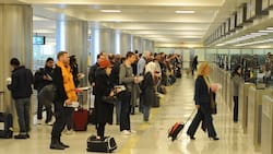 Biden planea mantener las restricciones de llegadas de extranjeros por COVID pese a decisión de Trump de cancelarlas