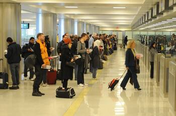 Biden planea mantener las restricciones de llegadas de extranjeros por COVID pese a decisión de Trump de cancelarlas