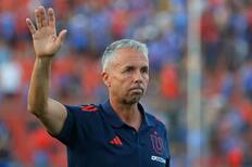 Tras tenso momento: A Gustavo Álvarez le recordaron goleada sobre Colo Colo con sorpresivo regalo y así reaccionó