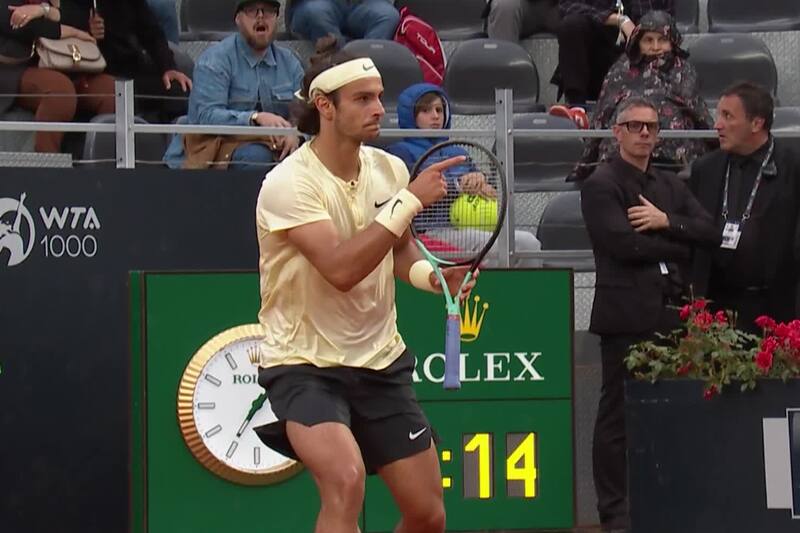 EL italiano Lorenzo Musetti adivinó las intenciones del estadounidense y le respondió con un tiro incontrarrestable.