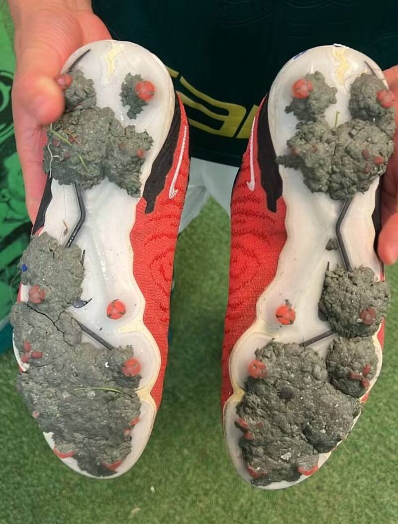 Así quedaron los zapatos de los jugadores.