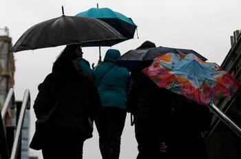 “Algunas gotitas aisladas”: Meteórologo Eduardo Sáez confirma a qué hora terminará la lluvia en Santiago
