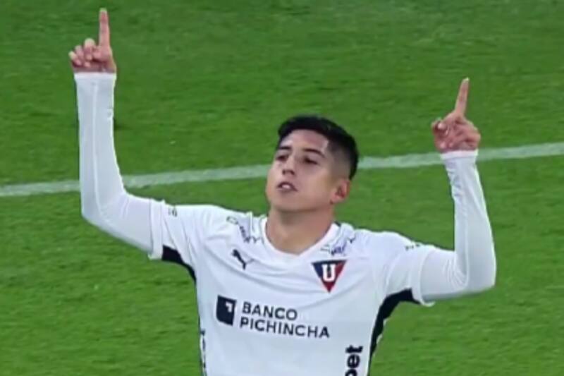 celebrando su primer gol en Liga de Quito.
