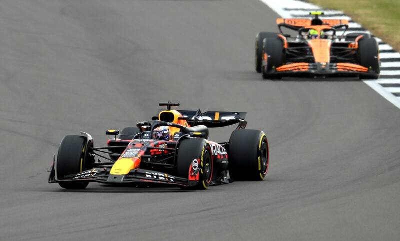 Max Verstappen y Lando Norris. EFE
