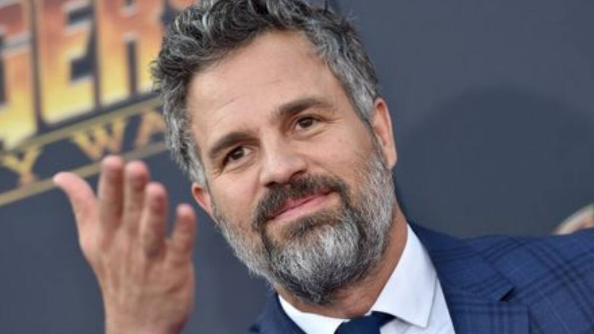 Golden Globes: Hijos de Mark Ruffalo se asoman para abrazar a su papá luego de ganar un premio
