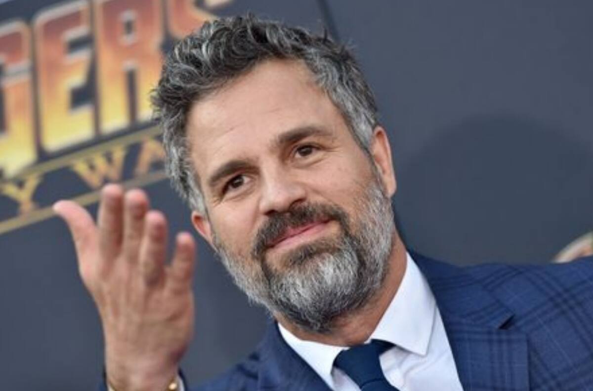 Golden Globes: Hijos de Mark Ruffalo se asoman para abrazar a su papá luego de ganar un premio