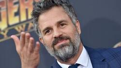 Golden Globes: Hijos de Mark Ruffalo se asoman para abrazar a su papá luego de ganar un premio