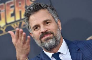 Golden Globes: Hijos de Mark Ruffalo se asoman para abrazar a su papá luego de ganar un premio