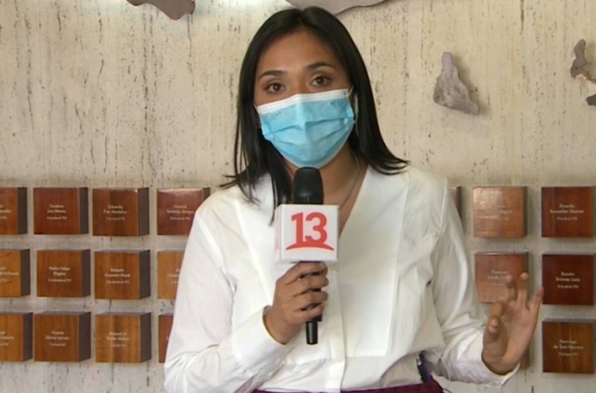 "Me acabo de sentir como Hannah Montana": La reacción de periodista de Canal 13 al sacarse la mascarilla en vivo