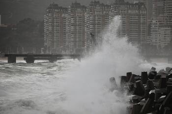 VIDEO | Ante las fuertes marejadas: Cuatro lanchas se hunden en la costa de Valparaíso