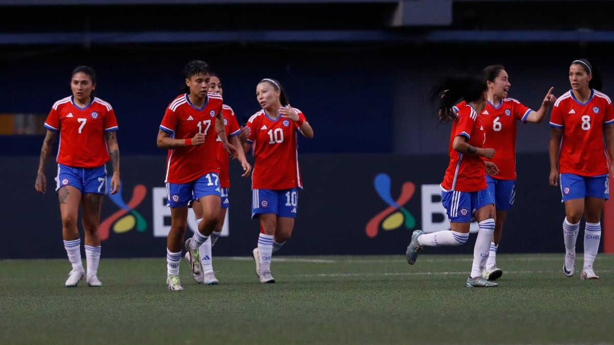 jugadoras de la Selección Chilena Femenina festejan el triunfo ante Nueva Zelanda.