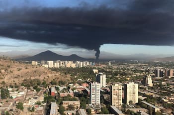 Incendio en Quilicura: Las fotos y videos que ha dejado la gigantesca columna de humo en la capital