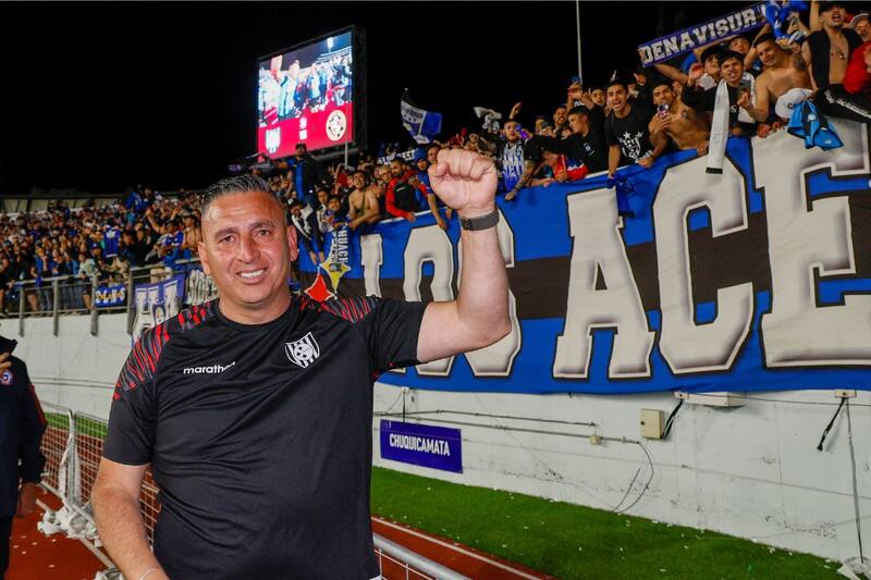 El entrenador festeja el título de Copa Chile con Huachipato. Foto: Agencia Aton.
