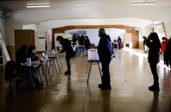 Primarias Presidenciales 2021: sujeto llegó a votar ebrio y fotografió el sufragio