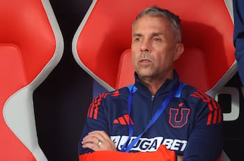 Gustavo Álvarez es el “candidato ideal” a la banca de un club sudamericano: dirigiría a un chileno