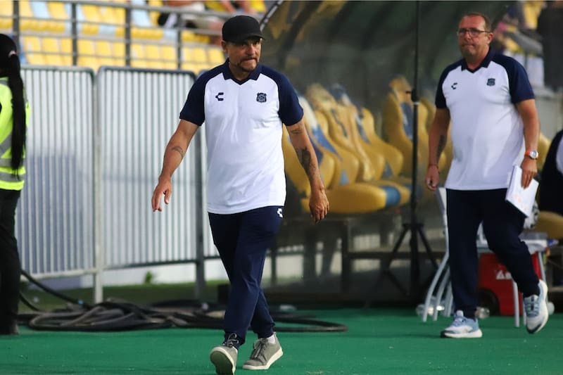 El entrenador de Everton, durante el partido de anoche ante Deportes Limache. Foto: Agencia Aton.