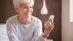 Entel ofrece plan de telefonía móvil exclusivo para adultos mayores por solo $3.990: así se puede contratar