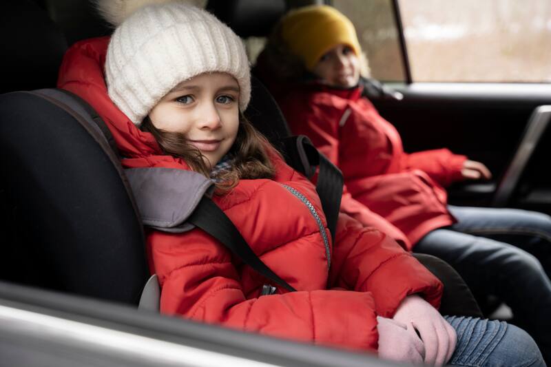 La normativa legal actual establece cuáles son los criterios de seguridad básicos para transportar menores.