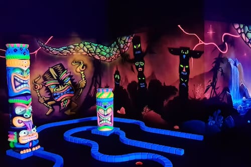 Este lugar tiene 18 hoyos para jugar y cuenta con una ambientación selvática.
Foto: goolfychile.cl