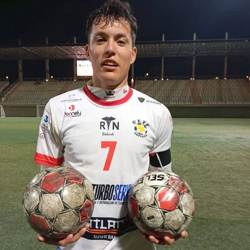 Camilo Rojas con los dos balones como reconocimiento a sus siete goles.