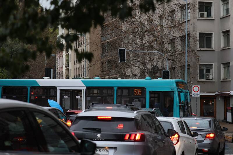 Revisa qué dice la Ley de Tránsito para quienes manejen sin electricidad.