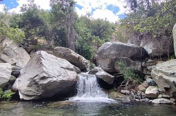 El lugar perfecto para los amantes del trekking y sin salir de la Región Metropolitana: tiene una cascada oculta