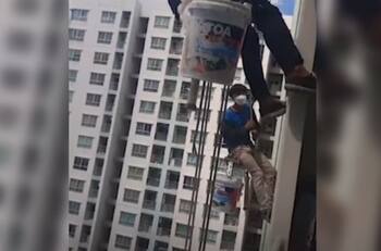 En el piso 26: una mujer le cortó la cuerda a unos pintores y quedaron colgando en la altura