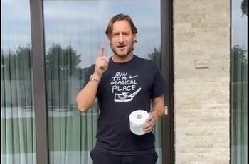 Francesco Totti se luce con el 10 Toques Challenge y llama a sus seguidores a cuidarse