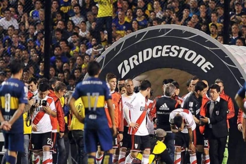 El ataque de un grupo de fanáticos a jugadores de River Plate con gas pimienta terminó con la descalificación de Boca Juniors de aquel torneo. (Foto: TyC Sports)