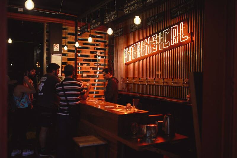 Tiene dos sucursales.
Créditos: Intrinsical.