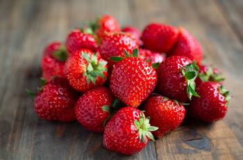 ¡No las tienes que lavar! Esta es la forma correcta de guardar las frutillas en el verano