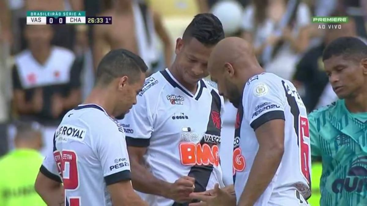 Jugadores de Vasco da Gama definieron en un "Cachipún" al encargado de patear un tiro libre