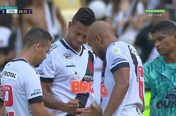 Jugadores de Vasco da Gama definieron en un "Cachipún" al encargado de patear un tiro libre