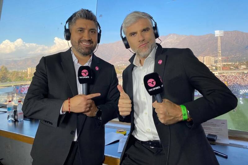 El relator habló sobre los consejos que recibió por parte de Claudio Palma. Foto: junto a Manuel De Tezanos Pinto en el Estadio Monumental para TNT Sports. Créditos: @grillodelgol