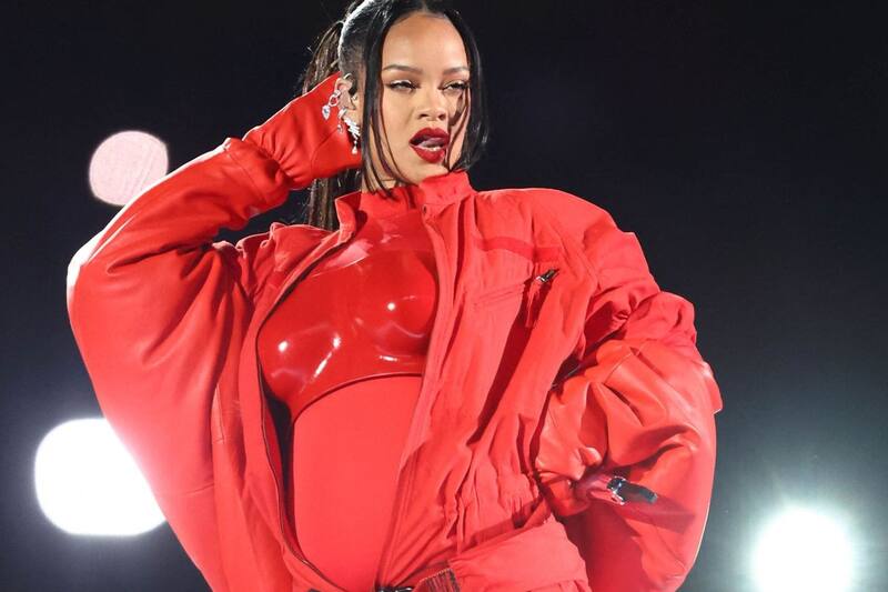 La cantante se lucio con un look totalmente rojo arriba del escenario