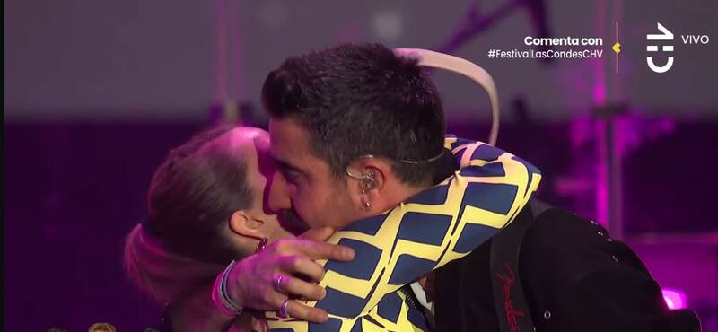 La comediante logró abrazar a Álex Ubago.