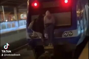 VIDEO | Captan a jóvenes que viajaron colgados en la parte de atrás del Metro de Valparaíso