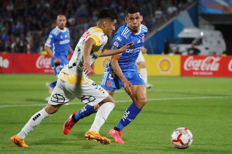 Pese a la victoria: los dos jugadores de la U que colmaron la paciencia de Álvarez tras pasar a la final de Copa Chile. Foto: Aton.