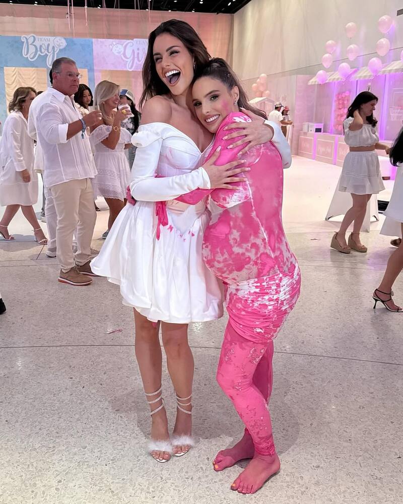 La chilena compartiendo con la futura madre de una niña.