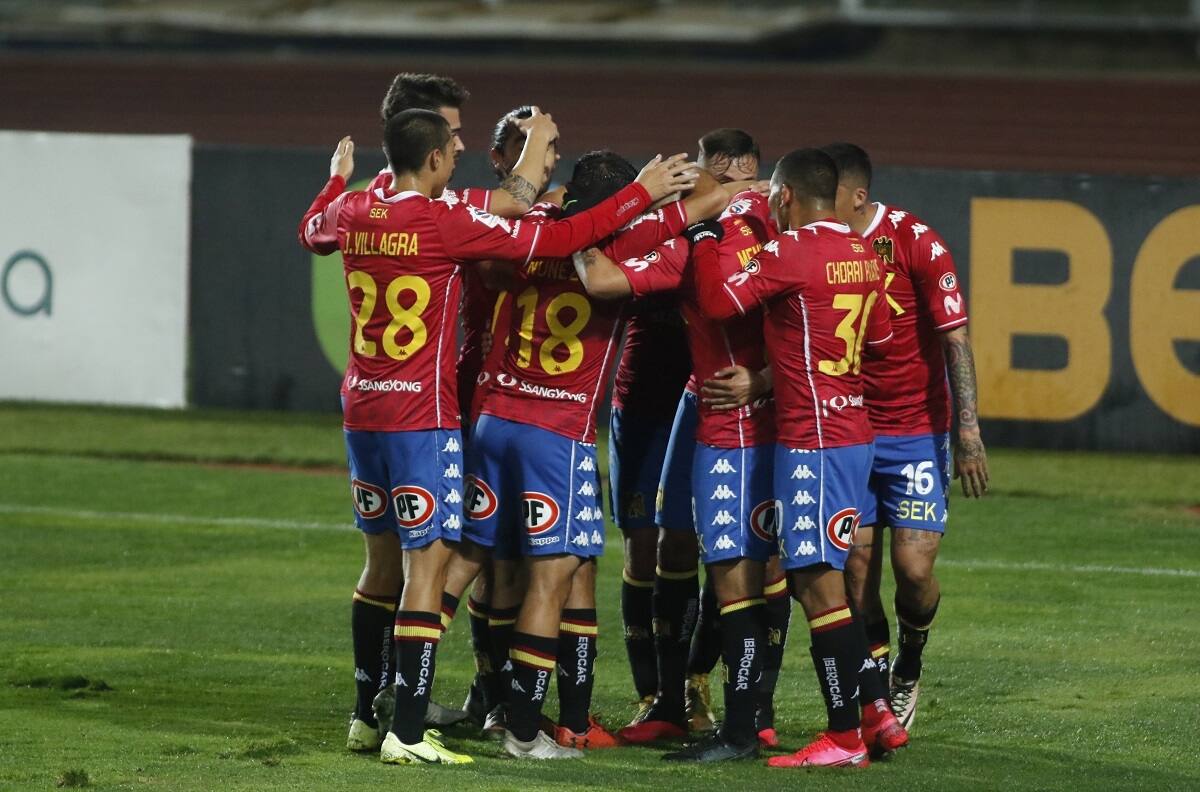 Unión Española derrotó 2-1 a Curicó Unido y quedó como líder