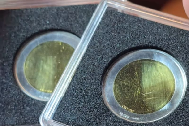 Mientras que en su revés tiene tallado el $500 o la cara del Cardenal Silva Henríquez, por el otro es totalmente liso, salvo la inscripción con la pureza del metal. Créditos: Error Coins Chile en Instagram