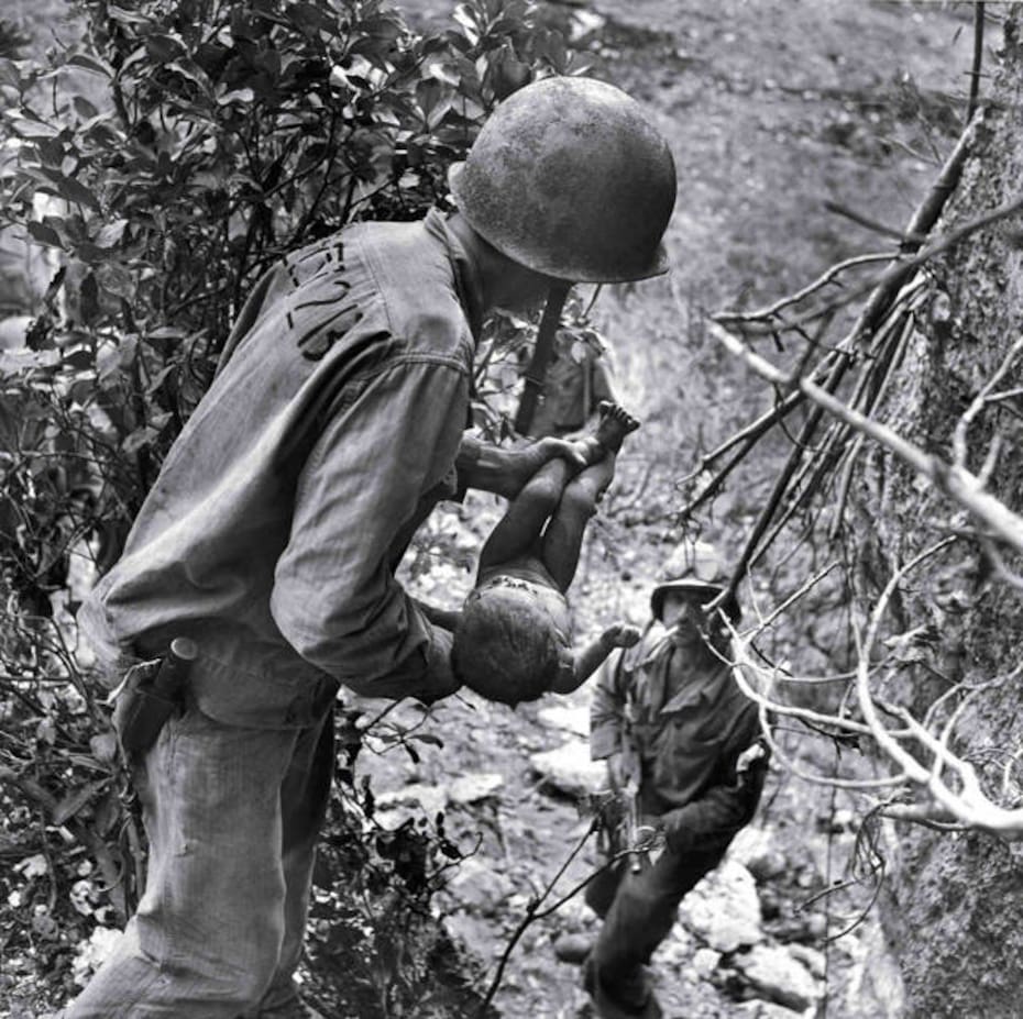 “Bebé moribundo encontrado por un soldado americano en las montañas de Sapa”, tomada por W. Eugene Smith en 1944