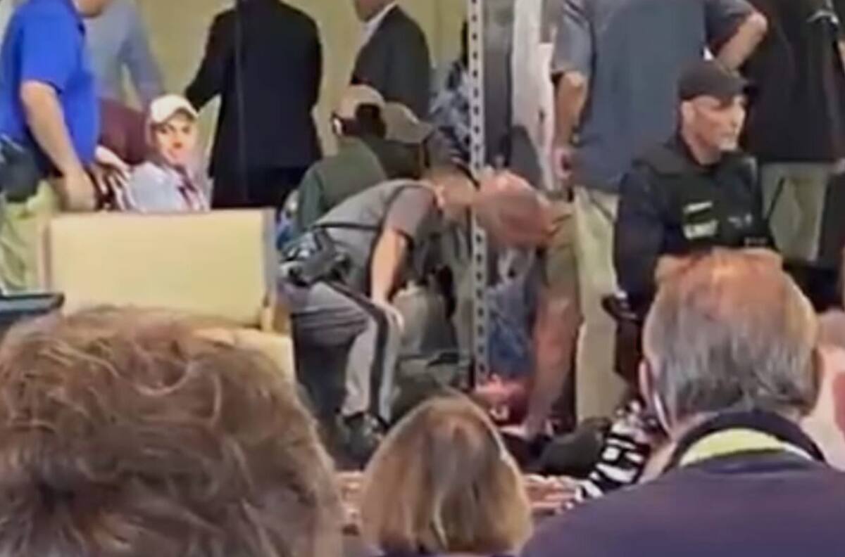 VIDEO | Ofrecían recompensa por su muerte: Apuñalan a escritor británico en plena conferencia en Nueva York