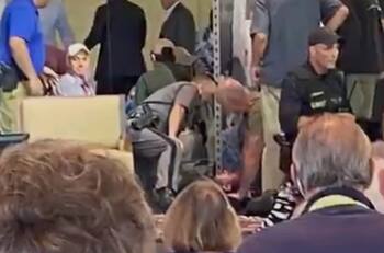 VIDEO | Ofrecían recompensa por su muerte: Apuñalan a escritor británico en plena conferencia en Nueva York