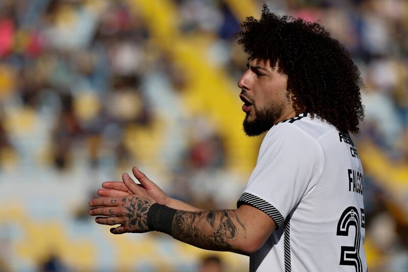 jugando por Colo Colo durante la temporada 2024.