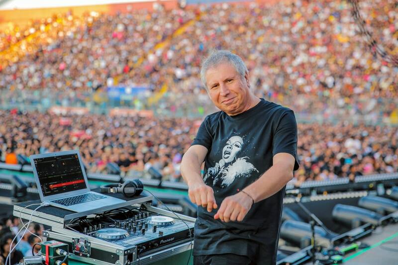 El histórico productos habló respecto al uso de los vinilos, ya sea en el día a día, como también en la radiofonía nacional. Créditos: Ignacio Orrego para FotoRock Chile